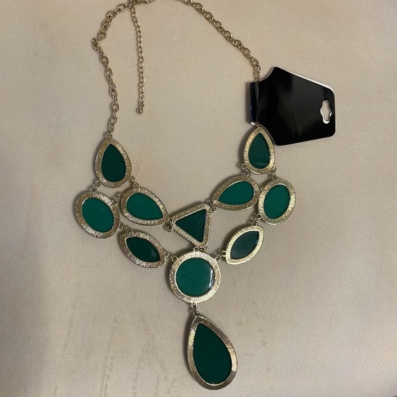 New bib style tier drop layer statement necklace. Green and gold w/ extension - Picture 3 of 11